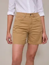 Short color ocre de sarga de algodón y elastano, con tiro alto y bolsillos delanteros y traseros.