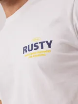 Remera negra de algodón con estampado en la espalda con el logo de Rusty y la frase "Global Wave Chasers".