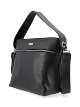 Cartera negra de cuero graneado con doble correa, una de hombro y otra bandolera regulable. Tiene cierre metálico con tirador de cuero, chapita metálica con el logo de la marca y detalles interiores con el logo de la marca y la inscripción "HECHO EN URUGUAY".