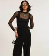 Pantalón de vestir negro de corte sastrero, confeccionado en poliéster, viscosa y elastano. Presenta cintura ancha con cintos laterales ajustables.