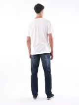 Remera negra de corte oversized con bolsillo en el pecho y detalle de bloque gris en el lateral.