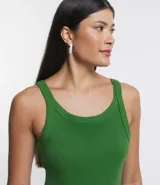 Vestido corto verde de ribana con textura acanalada, escote halter redondo y breteles medianos.