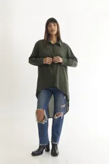 Camisa manga larga color borgoña, con cuello clásico, cierre frontal con botones y bajo irregular.