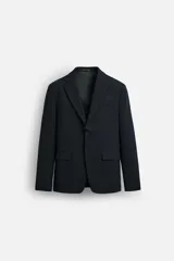 Blazer regular fit confeccionado en tejido con 17% de lana. Cuello con solapas de muesca. Manga larga acabada en puño con detalle de botones. Bolsillo de vivo en pecho y de solapa en cadera. Detalle bolsillo interior. Bajo con aberturas en espalda. Cierre frontal con botones.