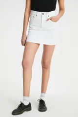 Minifalda de jean blanca de tiro medio, con bolsillos delanteros y traseros.