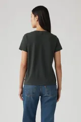 Remera negra de algodón con cuello redondo y estampado frontal con el logo de Levi's y la leyenda "The Original" en color blanco y celeste.