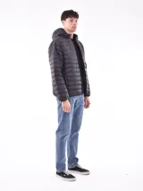 Campera puffer color marrón con capucha y cierre frontal. Diseño acolchado horizontal.