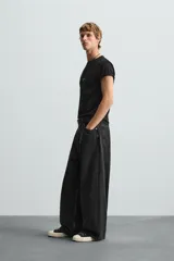 Pantalón de jean azul grisáceo con efecto lavado, corte amplio y tiro alto.