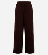 Pantalón de corte recto color marrón con raya lateral blanca y lazo en la cintura.