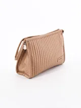 Necesser acolchado color beige con cierre superior y tira lateral.