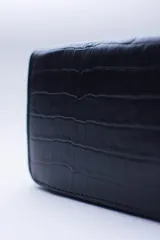 Billetera marrón con estampado de piel de serpiente, cierre perimetral, múltiples ranuras para tarjetas, documentos y billetes, y bolsillo interior con cierre para monedas.