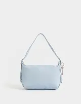 Bandolera celeste de cuerina con asa corta de hombro y charm lateral con forma de llave.