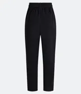 Pantalón negro de viscosa, modelo carrot, corte sastrería, con bolsillos laterales y botón en la cintura.
