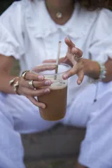 Brazalete rígido dorado con forma de caracola en los extremos.