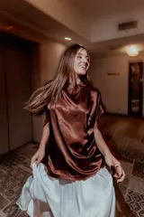 Blusa marrón de satén con cuello redondo y mangas cortas.