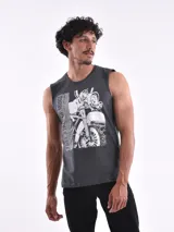 Musculosa blanca con estampado de una cancha de baloncesto y texto en negro y naranja. El texto dice 'New York Street Basketball', 'Save everyone who has attitude is not a way of thinking, is a way of living' y 'N.Y.C'.