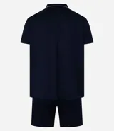 Conjunto de pijama corto azul marino con camisa de manga corta abotonada y short con cintura elástica. Presenta detalle de ribete contrastante en color blanco en el cuello, el frente de la camisa y el ruedo de las mangas.