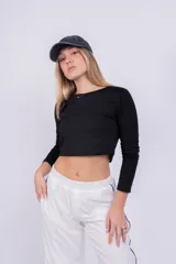 Remera negra manga larga, corte crop.