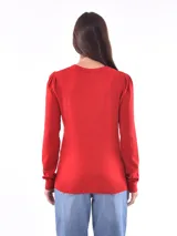 Sweater de punto color beige, de corte clásico y mangas largas. Ideal para uso diario.