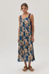 Vestido midi de lino y viscosa con estampado floral en tonos beige, camel y azul.