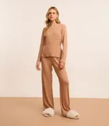 Conjunto de pijama largo color marrón claro, confeccionado en viscosa. Incluye una remera de mangas largas con cuello redondo y un pantalón con cintura elástica.