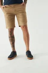 Bermuda de gabardina color beige, corte chino, con bolsillos laterales y traseros, cierre con cremallera y botón, presillas para cinturón y logo bordado.