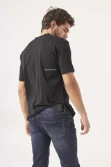 Pantalón jean azul oscuro de corte recto.