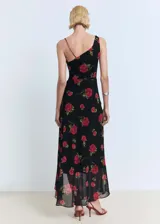 Vestido largo negro con estampado de rosas rojas, escote asimétrico con drapeado y bretel fino en un hombro.