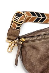 Riñonera negra de cuero sintético con correa de tela estampada ajustable.