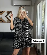 Vestido corto color verde oliva con estampado de hojas en blanco y negro, escote con lazo ajustable y mangas 3/4 acampanadas.