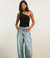 Pantalón baggy de jeans celeste con trabillas en la cintura, cierre tradicional y bolsillos. Corte holgado y de tiro alto.