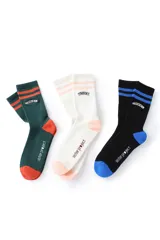 Medias de media caña color blanco con talón y puntera color salmón, con tres rayas horizontales color salmón en la parte superior y logo de la marca en el lateral.