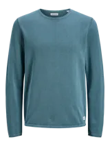 Sweater de punto ligero color azul petróleo, con cuello redondo y mangas largas.