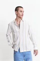 Camisa de manga larga a rayas verticales color blanco y beige, de estilo rústico y fit regular.