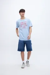 Remera color crudo con estampa frontal con texto en color ocre.