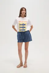 Short de algodón azul marino con rayas verticales blancas, tiro medio y cordón ajustable en la cintura.
