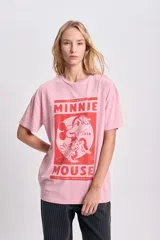Remera oversize rosa con estampa de Minnie Mouse en color rojo.