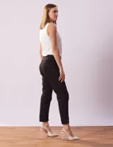 Pantalón negro de gabardina elastizada con pretina ancha elastizada, bolsillos delanteros simulados, bolsillos traseros aplicados y ruedo calado.