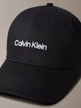 Gorra de béisbol negra con visera curva y logotipo de Calvin Klein bordado en hilo blanco en el panel frontal.