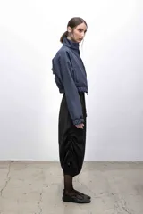 Campera cropped de inspiración deportiva, color azul marino, con cuello alto, cierre frontal a tono, bolsillos funcionales y puños elastizados. Confeccionada en tela campera repelente al agua, con interior de micropolar.