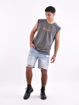 Musculosa gris con estampado de la palabra 'Broken' en color naranja.