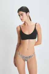 Bombacha vedetina con estampado animal print en tonos beige y negro.