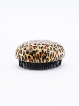 Cepillo de bolsillo con estampado animal print.