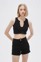 Top negro de bretel ancho, confeccionado en poliamida con textura acanalada. Diseño al cuerpo con escote profundo en forma de U.
