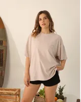 Remera color beige de jersey 100% algodón, estilo oversize de largo corto con estampado pequeño en el frente.