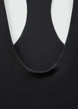 Body negro de tejido punto circular, con cuello escotado y tirantes anchos.