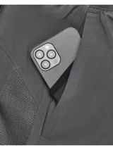 Short deportivo Under Armour Launch de 5 pulgadas para hombre, color gris con logo reflectivo. Liviano, elástico y con forro interior. Ideal para running.