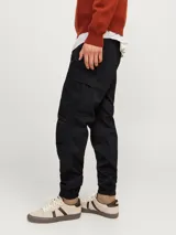 Pantalón jogger negro con bolsillos cargo, cintura elástica con cordón ajustable y puños acanalados.