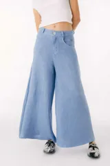 Pantalón marrón de lino, corte palazzo y tiro alto.