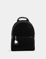 Mochila negra de cuerina con correas regulables, manija superior, acceso con cierre superior, bolsillo frontal acolchado con cierre y llavero con charm de corazones.